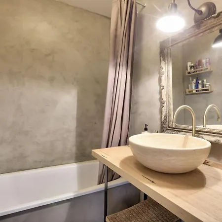 Charming For 4 In The Heart Of Montmartre Paris